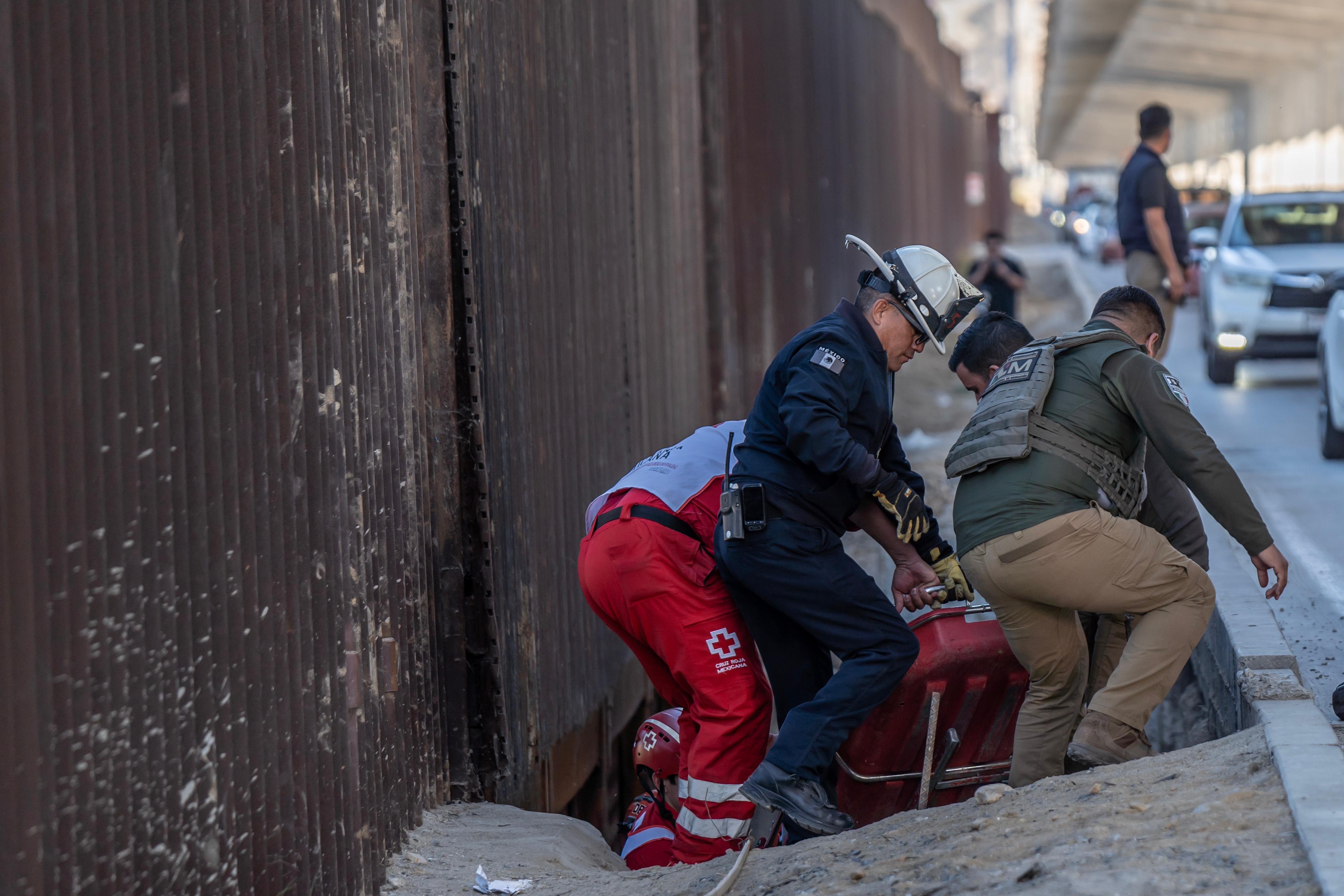 [VIDEO] Cae extranjera a alcantarilla tras intentar cruzar el muro fronterizo: Tijuana