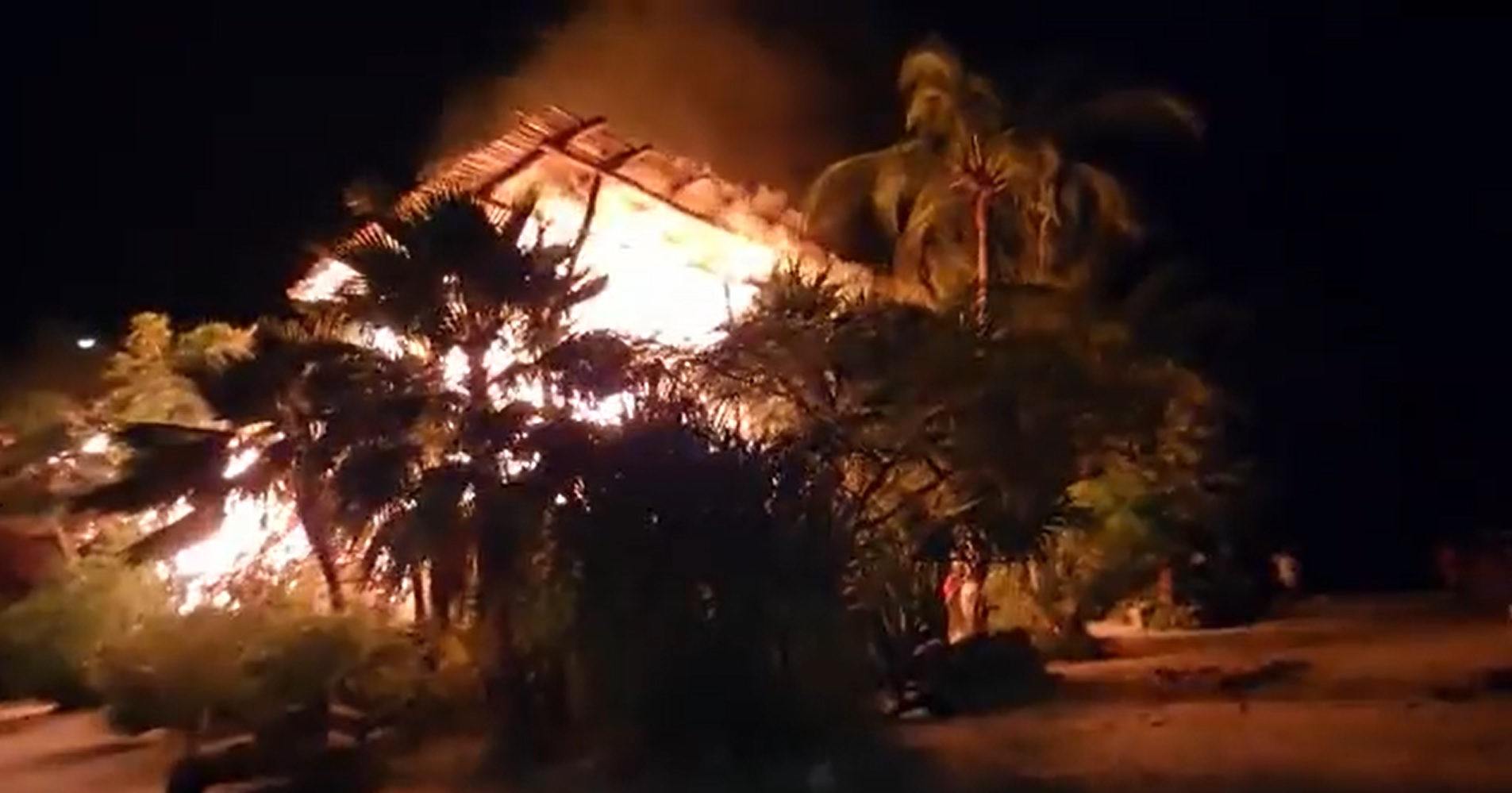 [VÍDEO] Es “devorado” por las llamas hotel en Quintana Roo