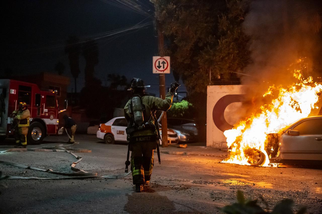 Una pareja incendia vehículo en Zona Norte y es detenida