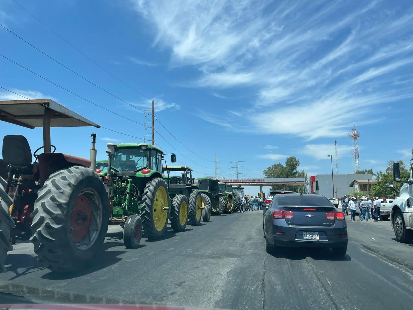 Trigueros toman caseta de autopista San Luís Río Colorado