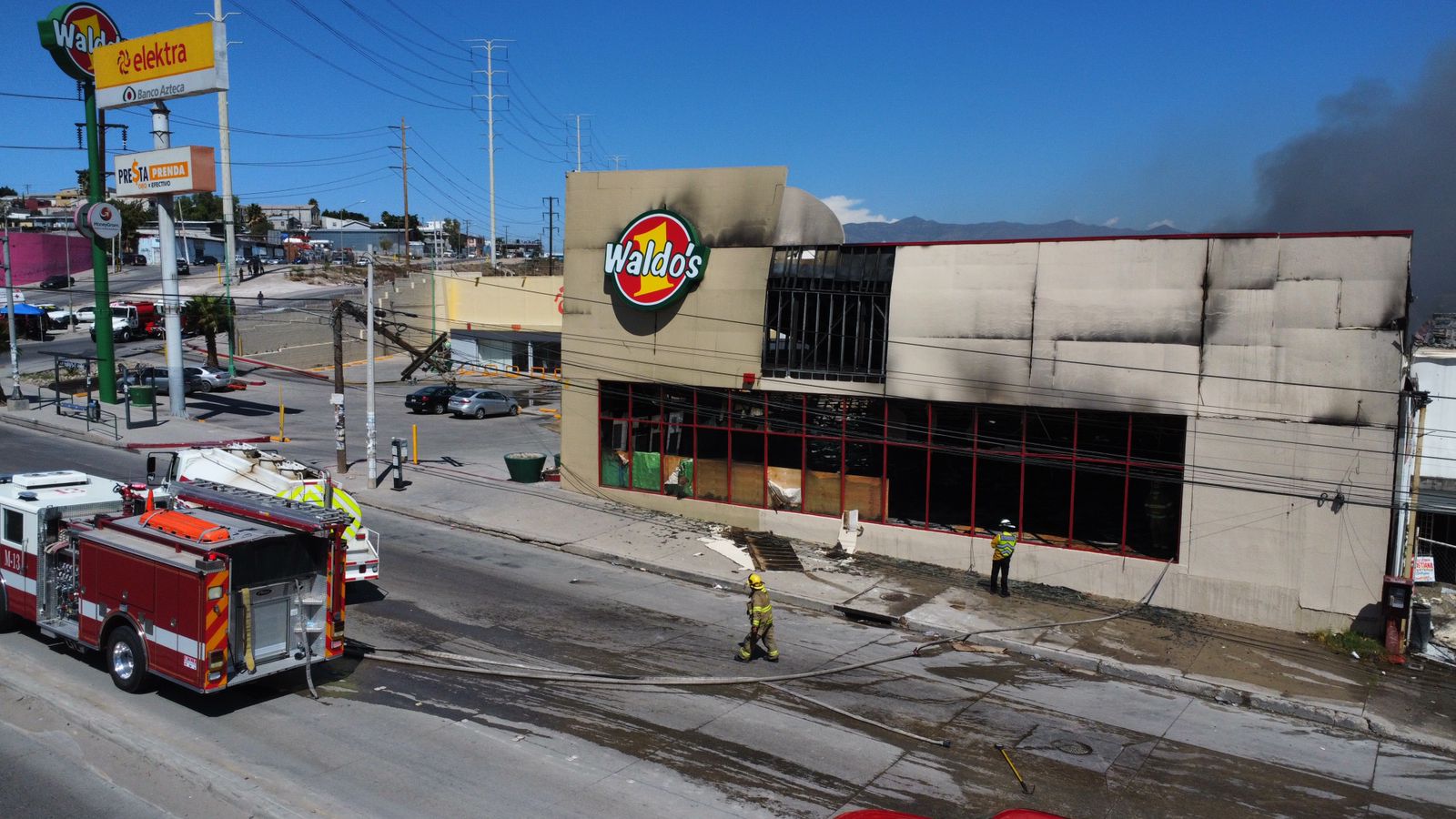 Se incendia tienda Waldo’s en Tijuana