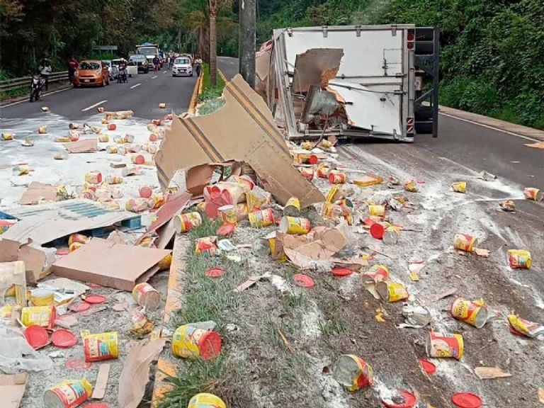 Muchas personas comenzaron a darse cita en el lugar para llevarse el preciado cargamento a sus casas.