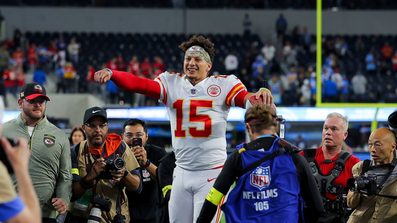 Pat Mahomes tuvo un gran cierre de partido y le dio la vuelta a los Chargers. (Foto: Twitter @NFL)