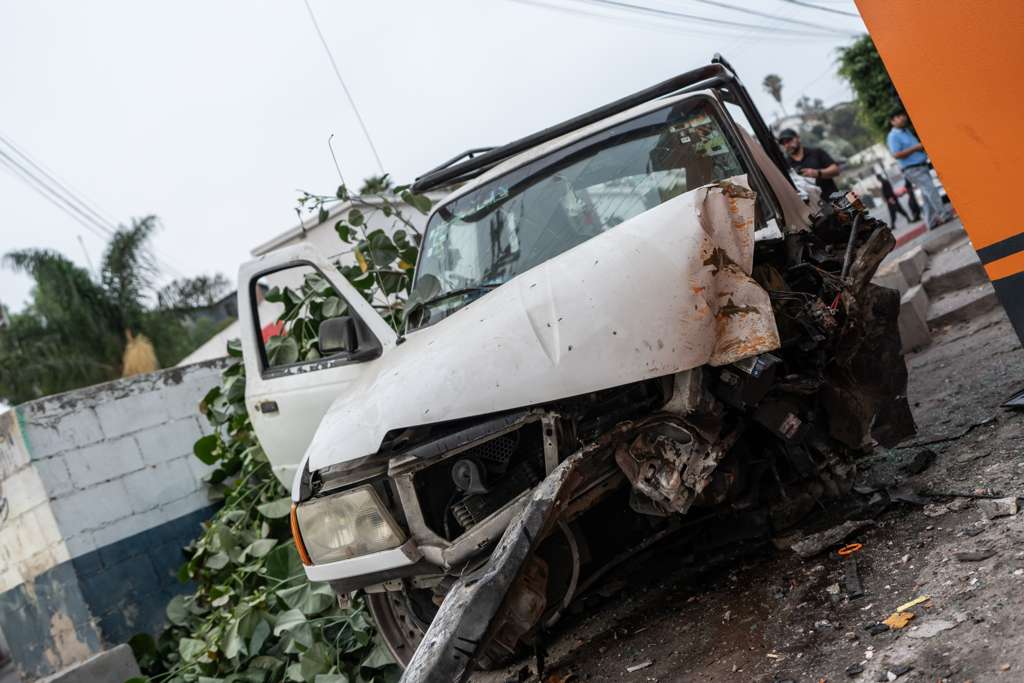 TIJUANA: Pareja de adultos mayores queda atrapada tras chocar contra una ferretería en La Sierra