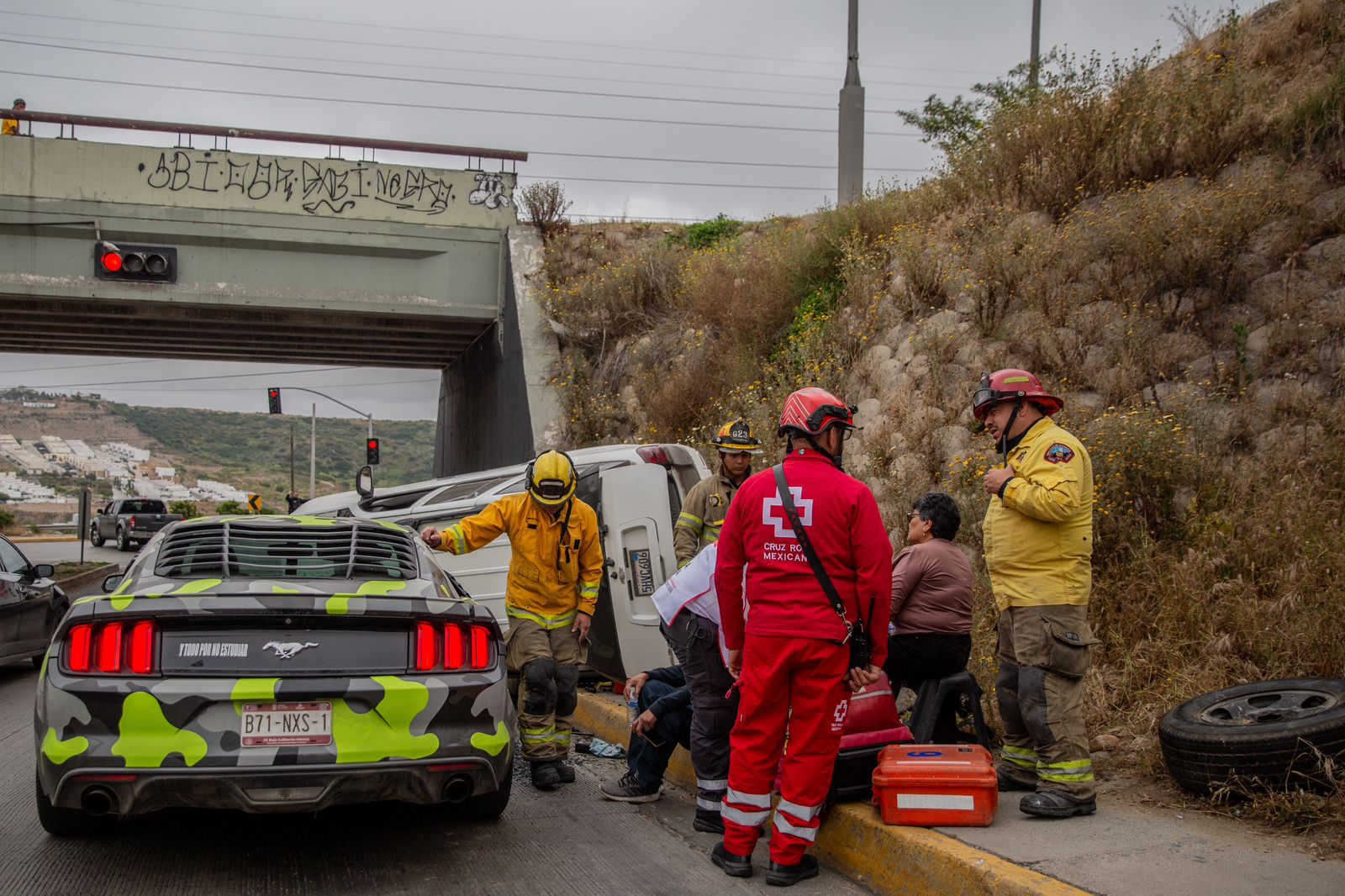 [VIDEO] Se queda sin frenos conductor de la tercera edad y se vuelca: Tijuana