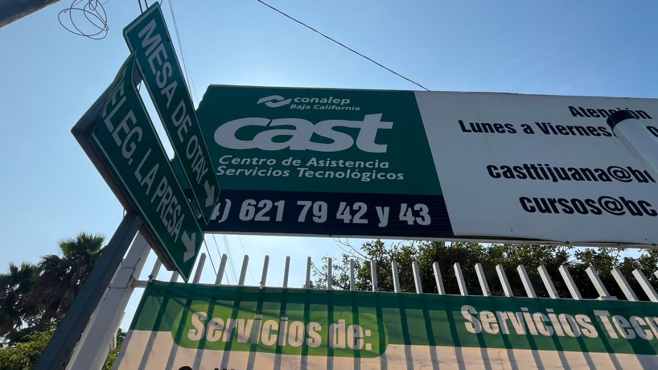 Padres hacen filas para conseguir un lugar en preparatorias de Tijuana