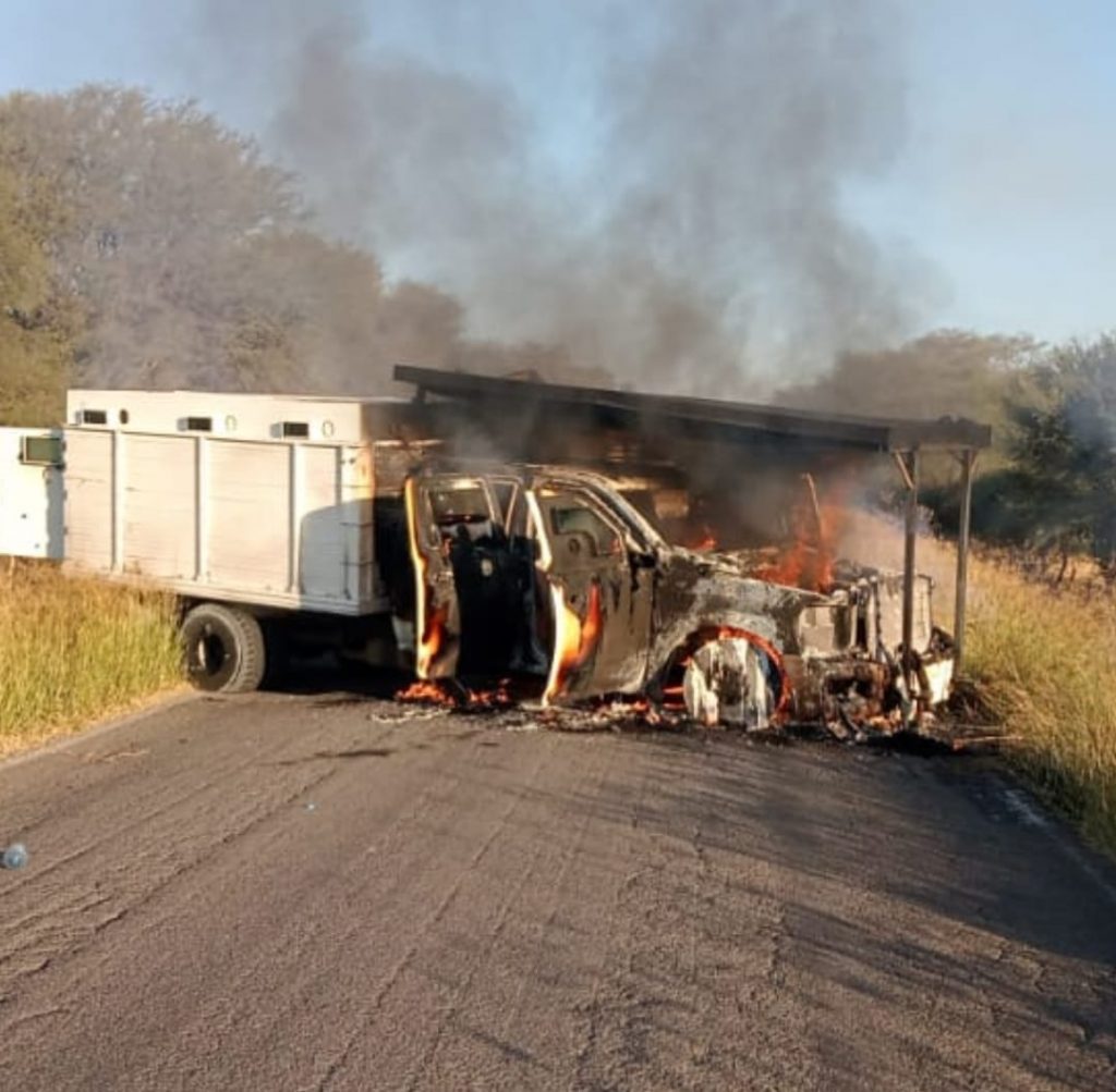 Uno de los vehículos incendiados IFOTO: Web