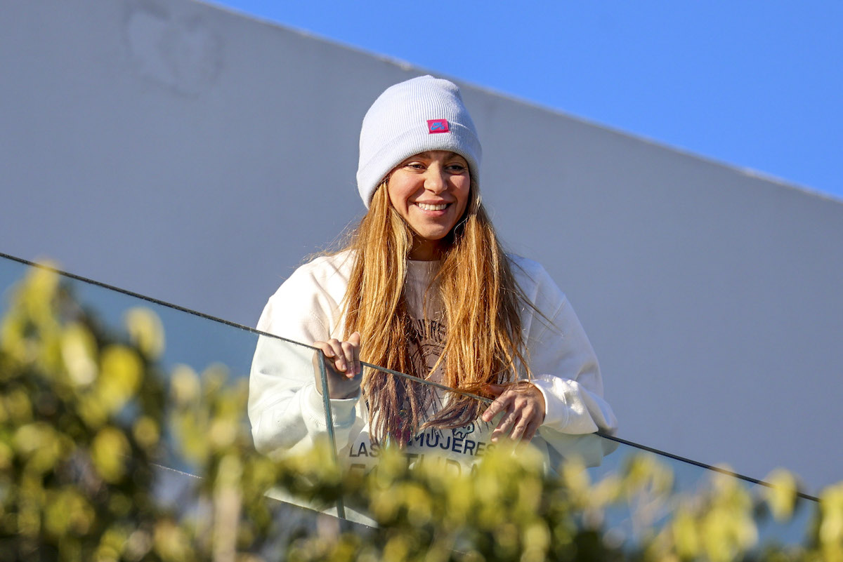 Captan a Shakira usando sudadera con frase de la Sessions 53