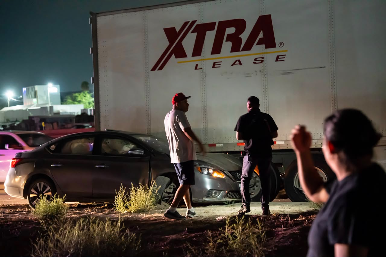TIJUANA: Tráiler arrastra varios metros a auto en Vía Rápida Alamar