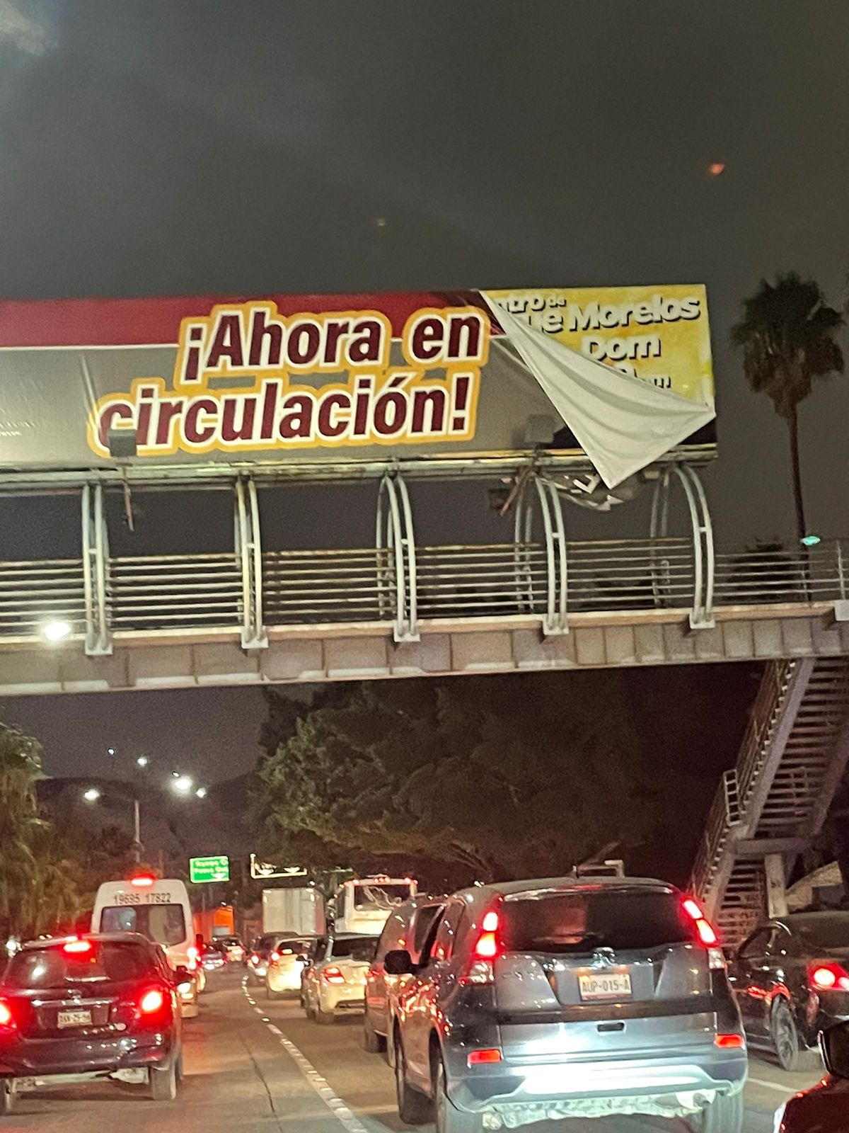 Se desprendió la esquina de la lona y tapó la imagen del peleador ¿Obra de la casualidad?