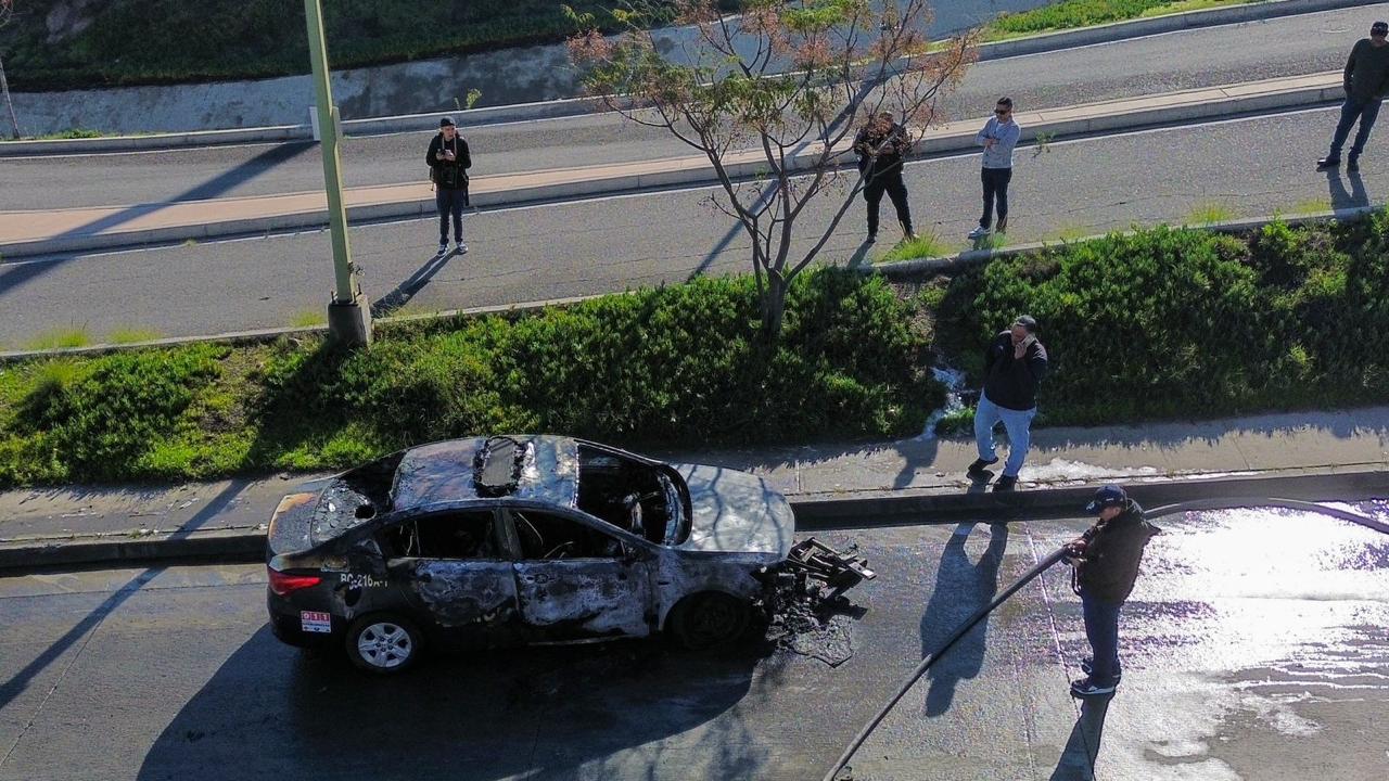 [VIDEO+GALERIA] Patrulla municipal arde en llamas sobre la vía pública