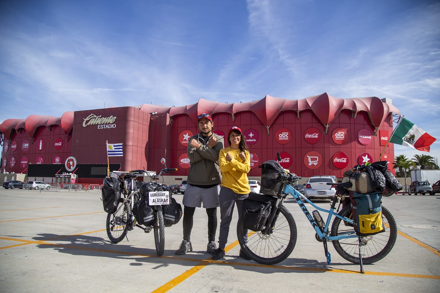 Hombre que recorre en bicicleta América, desde Uruguay hasta Alaska, visita el Estadio Caliente