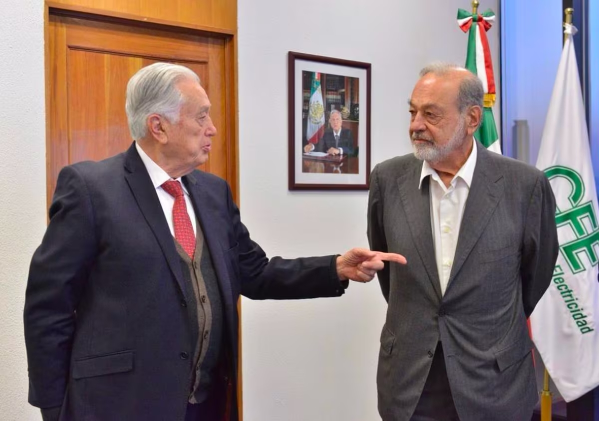 Manuel Barlett Díaz y Carlos Slim reunidos para la firma del acuerdo IFOTO: Publicada por la CFE