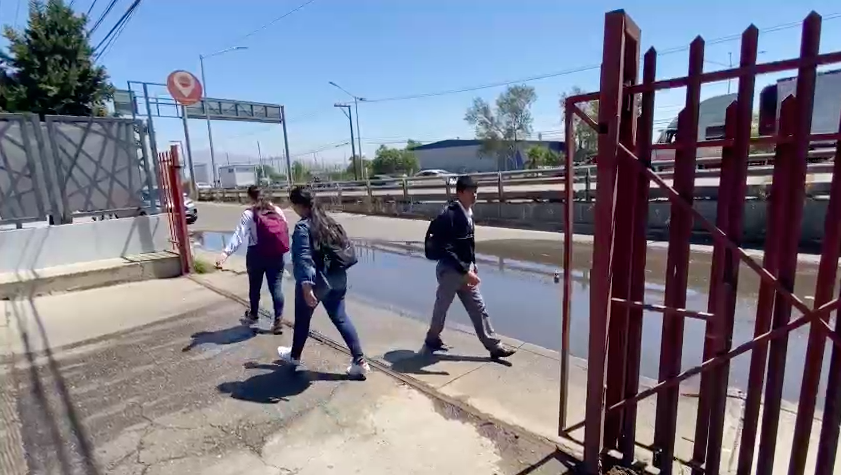 [VIDEO] Dificultan agua negras la entrada de alumnos del CETIS 58