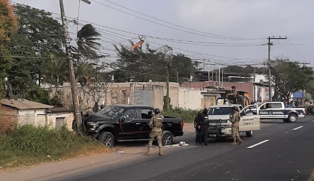 Un grupo de sujetos armados iba persiguiendo una camioneta negra Ford Lobo que terminó chocando con un poste sobre la carretera Veracruz-Xalapa.