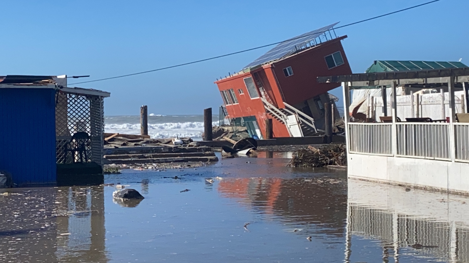 [VÍDEO] Oleaje provoca el derrumbe de una casa en Rosarito