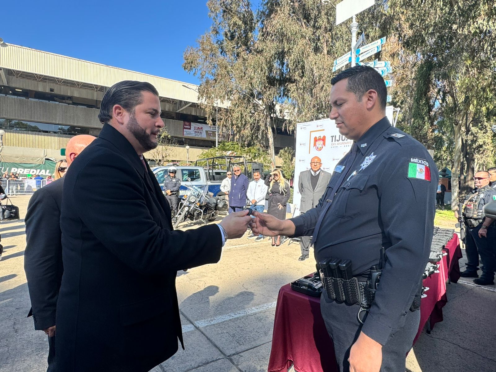 Dotan de vehículos y armas nuevas a la policía municipal de Tijuana