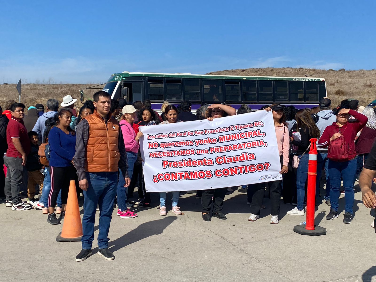 Se manifiestan ciudadanos durante la visita de Claudia Sheinbaum