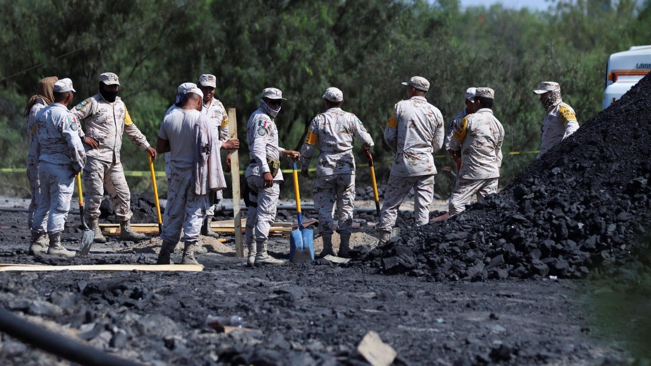 Familiares de mineros amenazan con bajar a mina