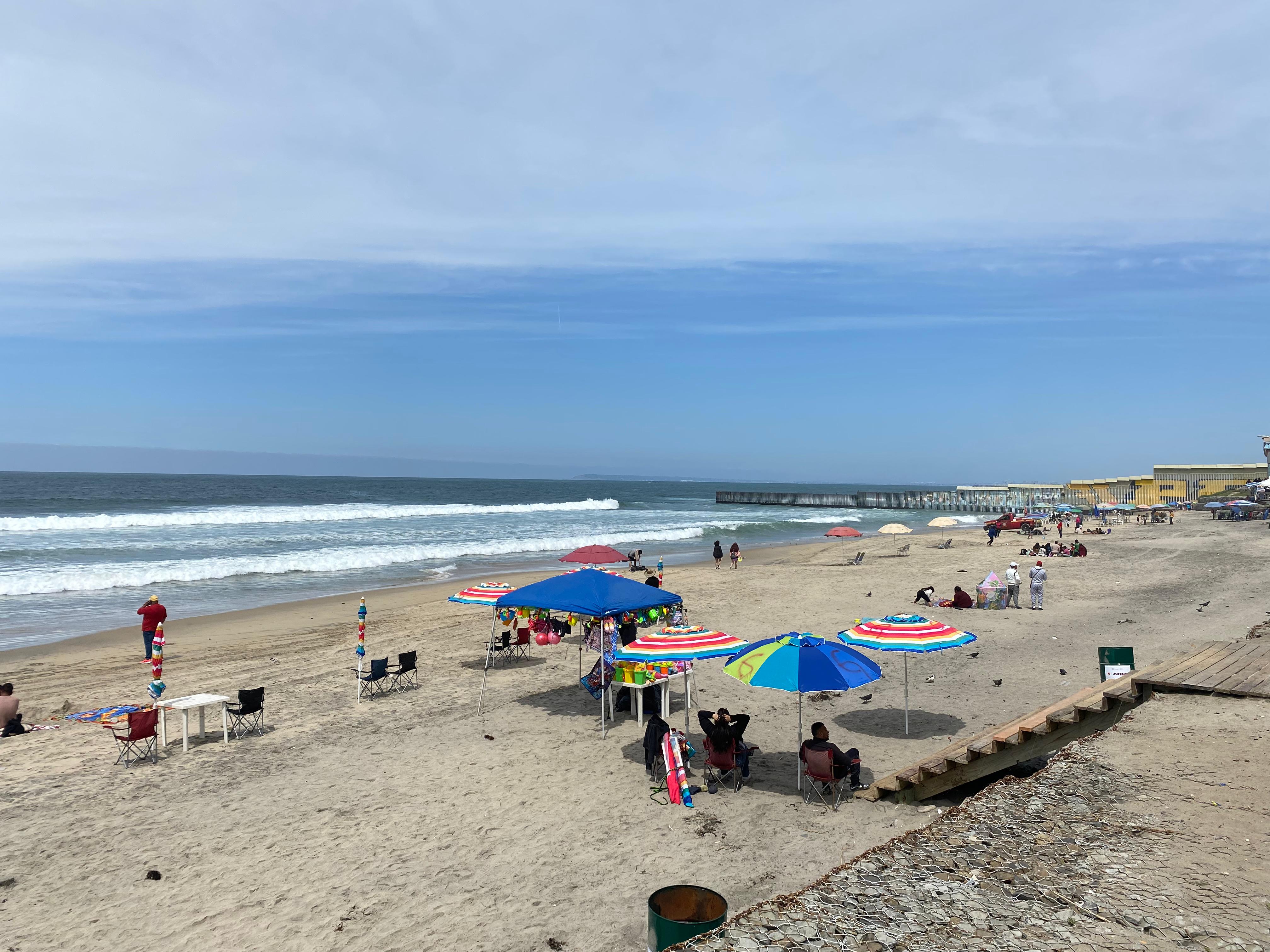 Bañistas acuden a Playas de Tijuana pese a estar parcialmente cerrada