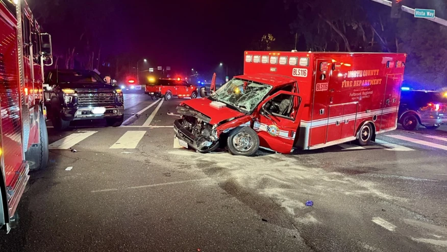 Vehículo en persecución choca contra una ambulancia: California