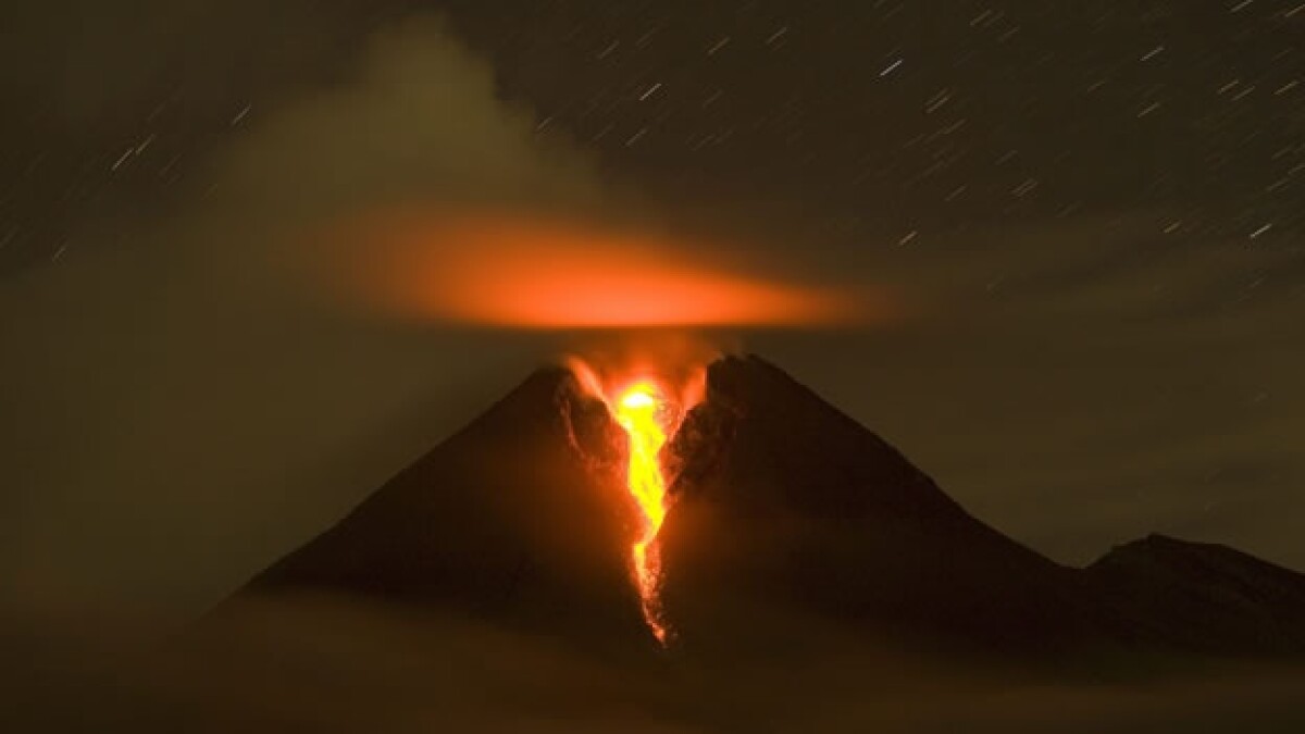 [VIDEO] Hace erupción volcán Merapi en Indonesia