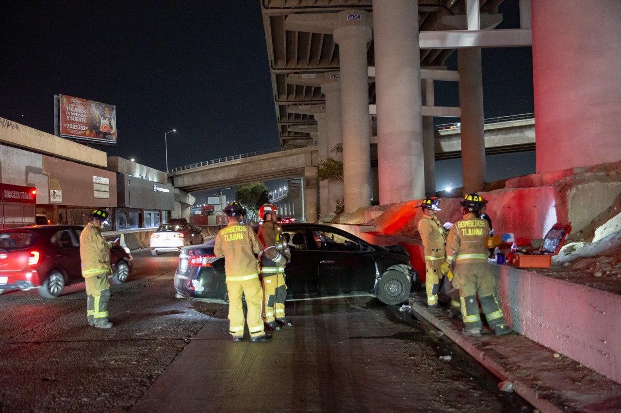 Conductor choca contra muro de contención en la avenida Internacional rumbo a Playas de Tijuana