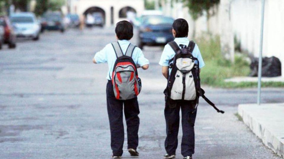 Advierten sobre el efecto de mochilas pesada en los niños