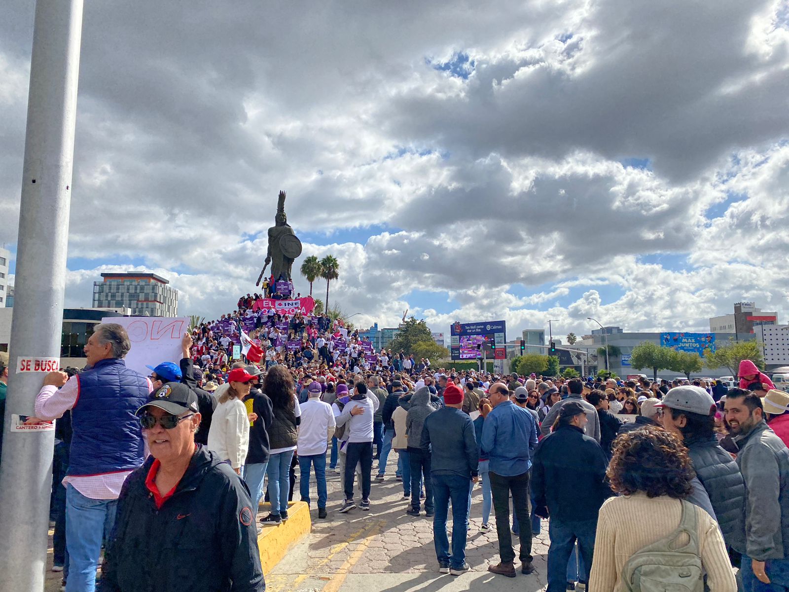 [VÍDEO] Tapizan con lonas y letreros la Glorieta Cuauhtémoc en Tijuana por marcha ‘El INE no se toca’