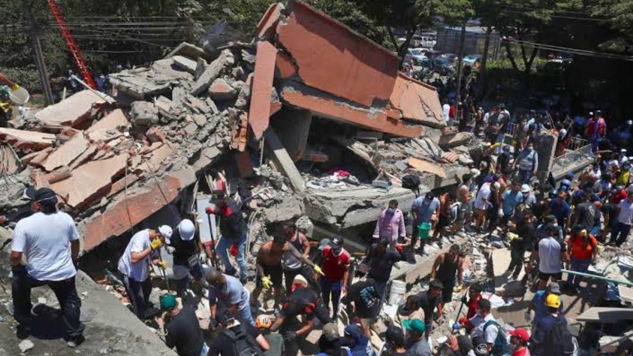 Sismo de 7.4 deja 111 muertos y graves daños en Colombia