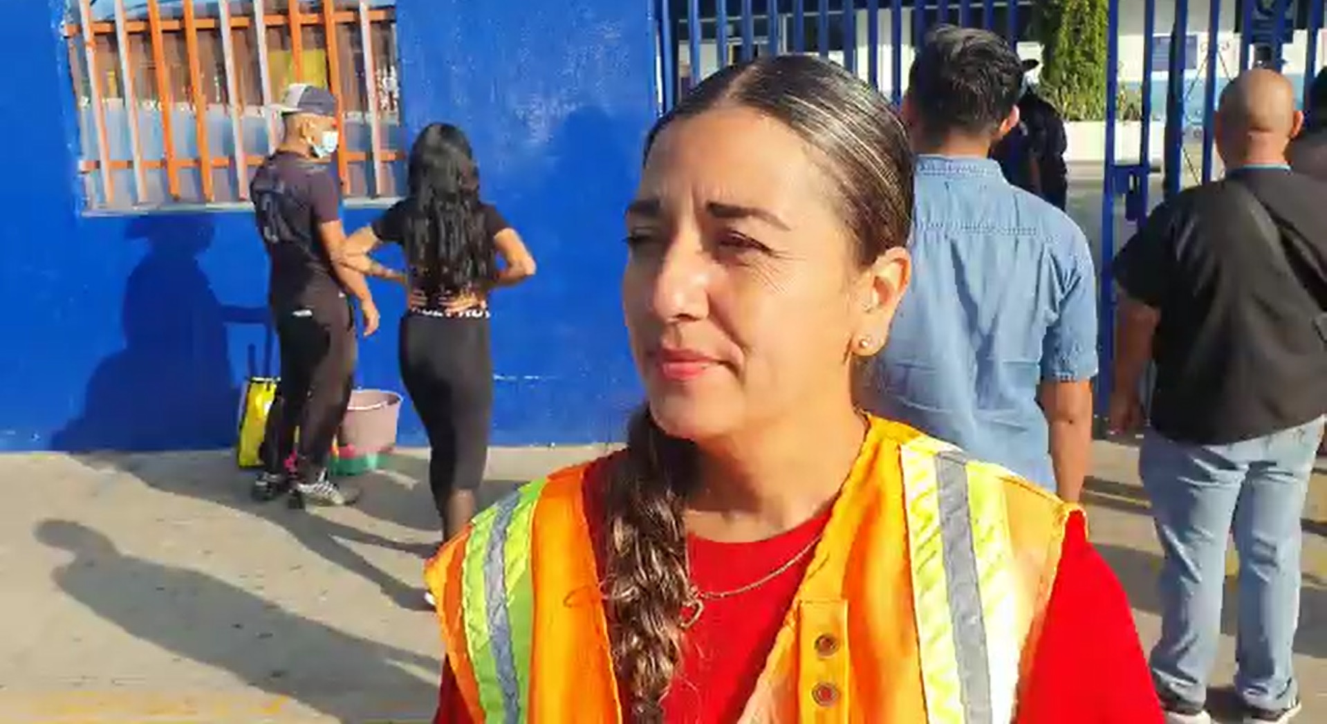 [VÍDEO] Alumnos comen junto a la basura