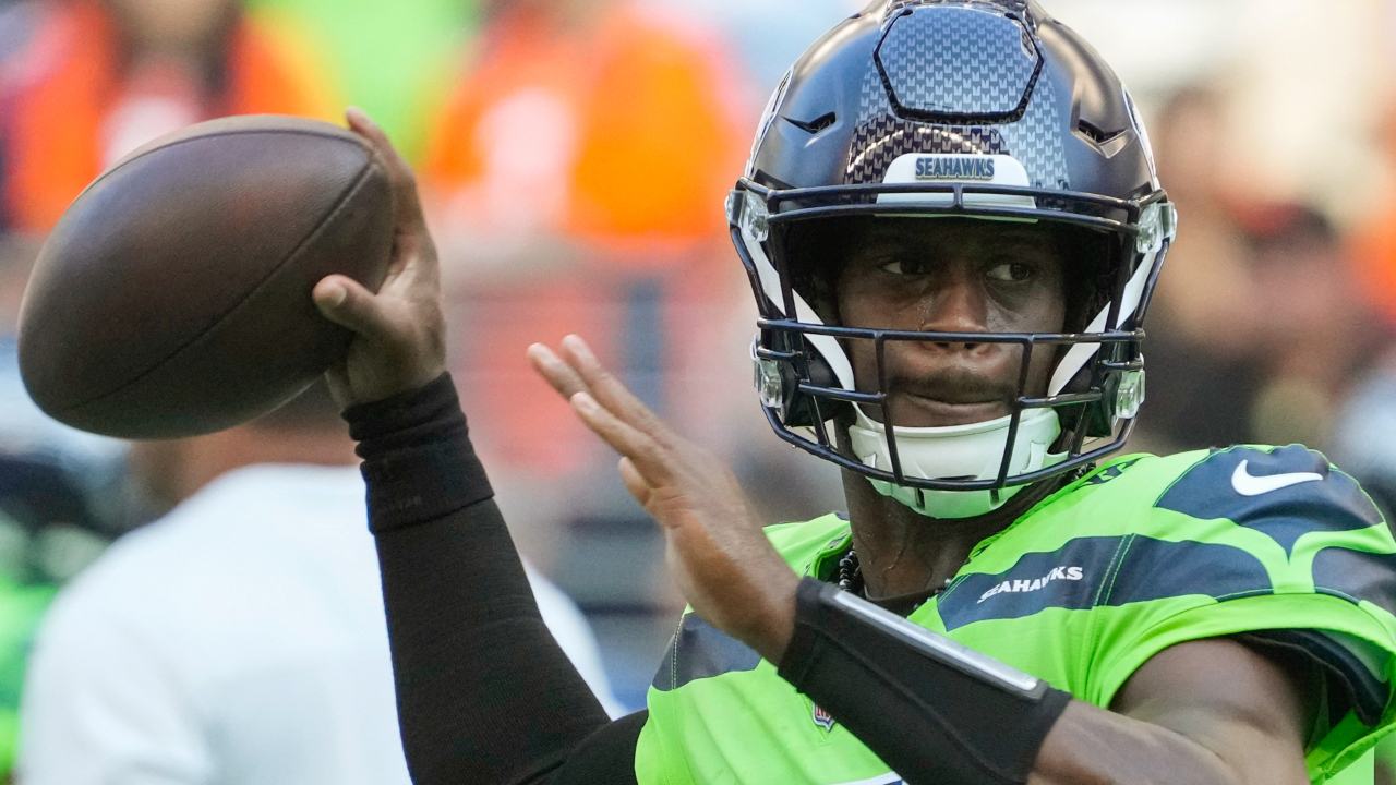 Geno Smith se impuso ante su antiguo compañero Russel Wilson. (Foto: Twitter @Seahawks)