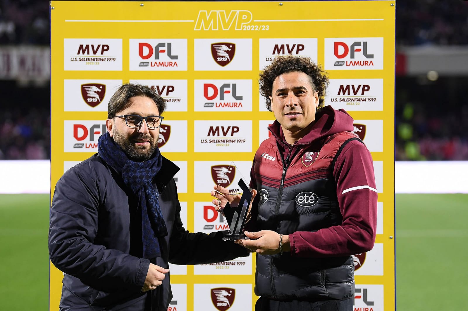 Dan reconocimiento a Ochoa en el Salernitana