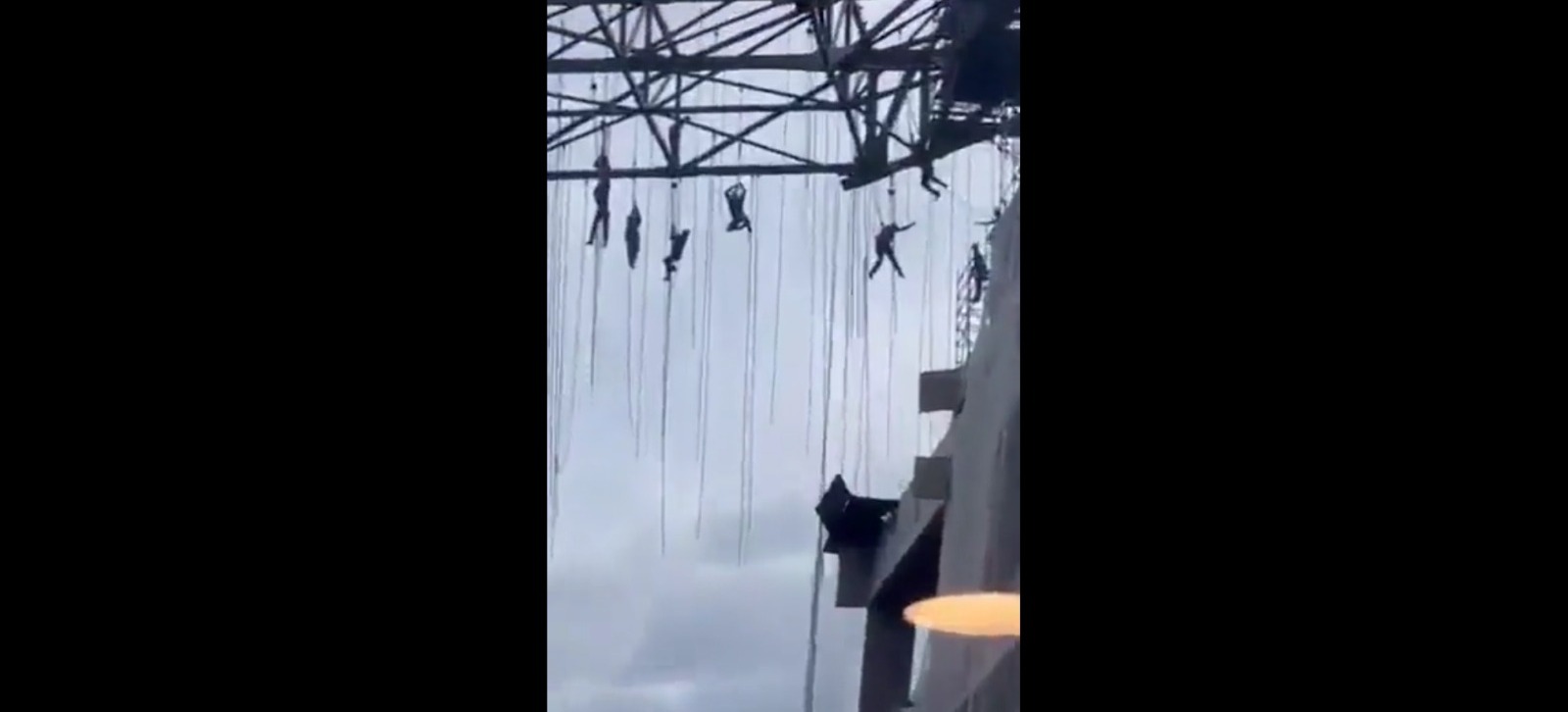 [VIDEO] Seven Workers Left Hanging in São Paulo: Brazil