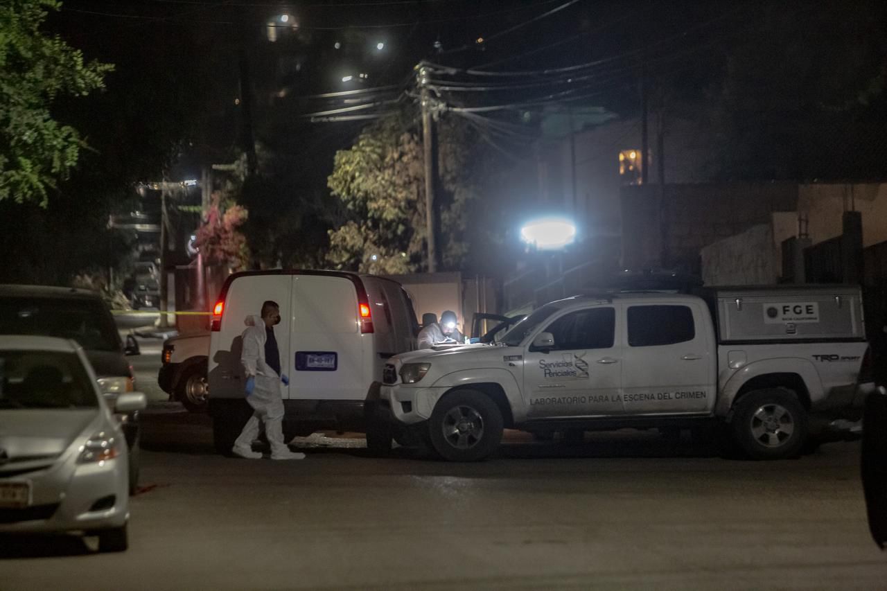 [VIDEO] Abandonan camioneta con tres cuerpos y un presunto narcomensaje: Tijuana