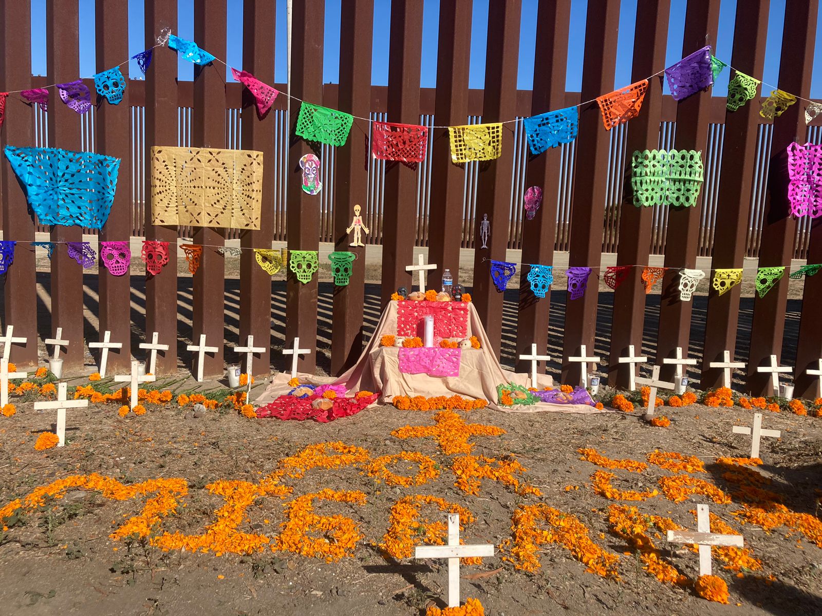 Realizan altar de muertos para conmemorar a migrantes difuntos