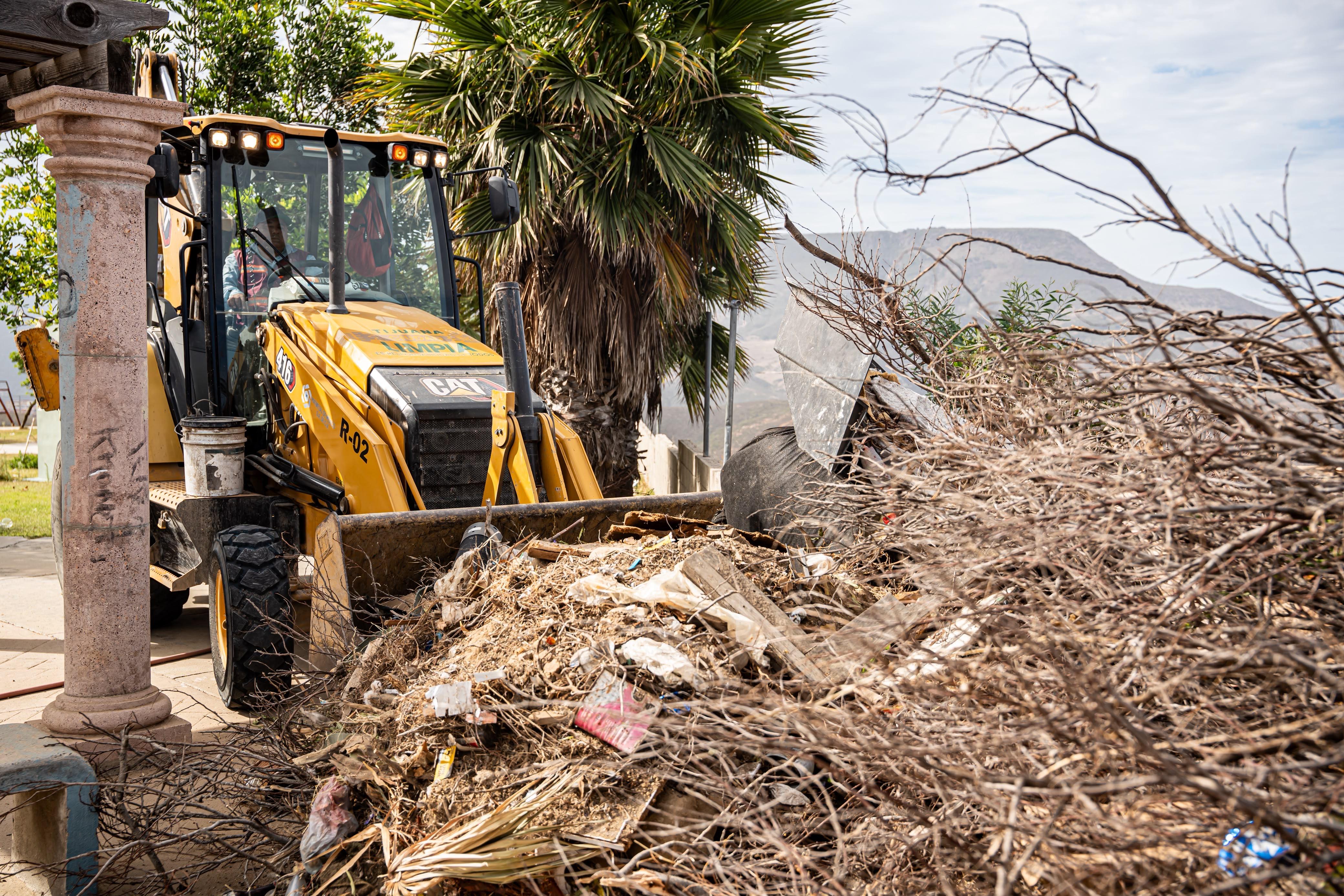 Retiran más de 52 toneladas de basura en colonias de Tijuana durante jornada de limpieza