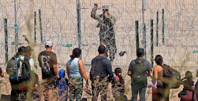 Inician migrantes trámites para asilo con CBP One en la frontera sur de México