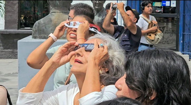 Se reúnen residentes y visitantes para presenciar el eclipse: Los Cabos