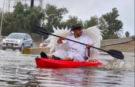 Hombre vestido de ángel navega por las aguas de Tijuana