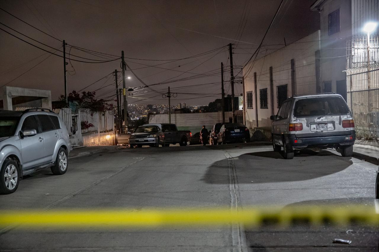 Hallan restos humanos en la cajuela de un auto en Tijuana