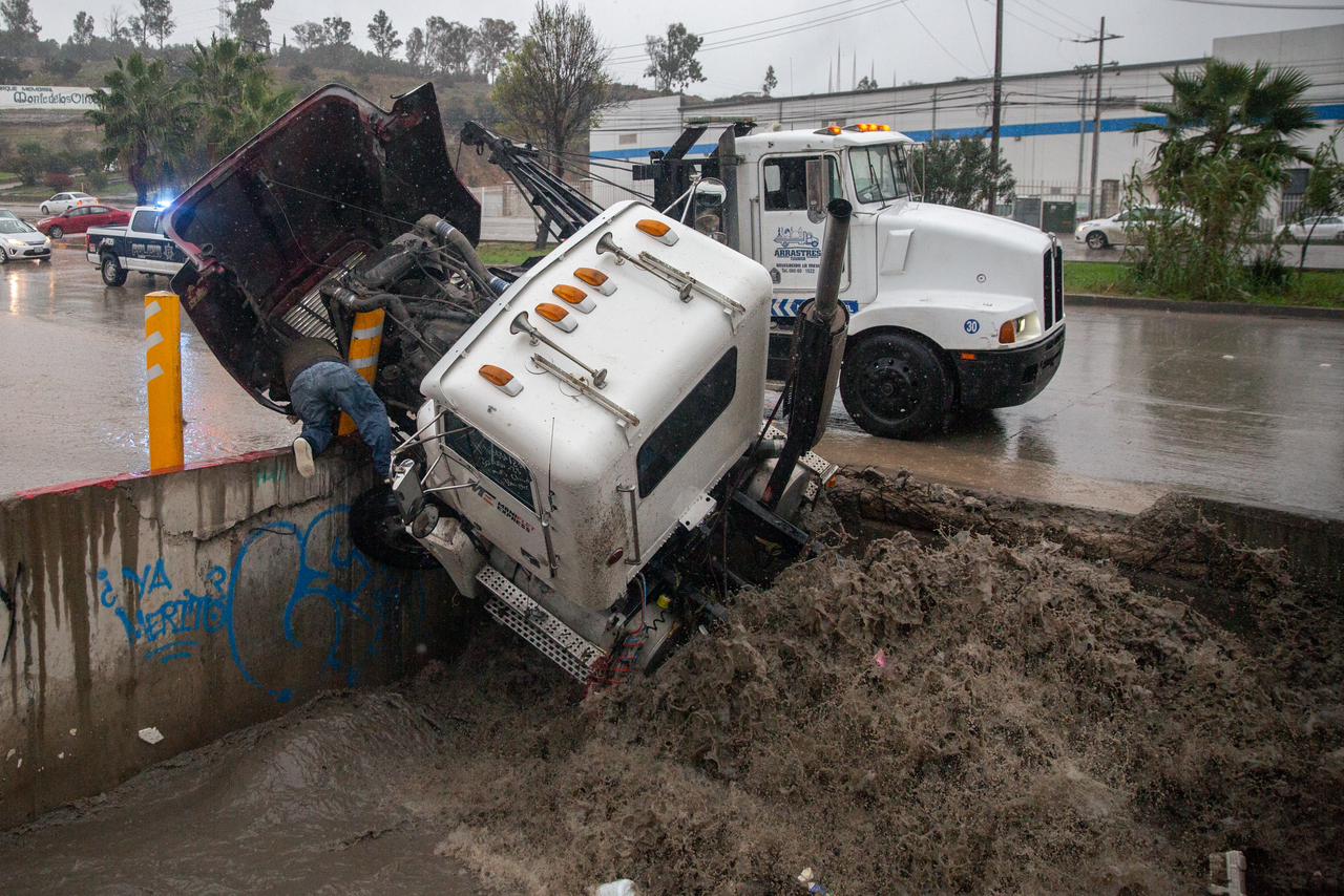 [VIDEO+GALERIA] Cae tractocamión a canalización