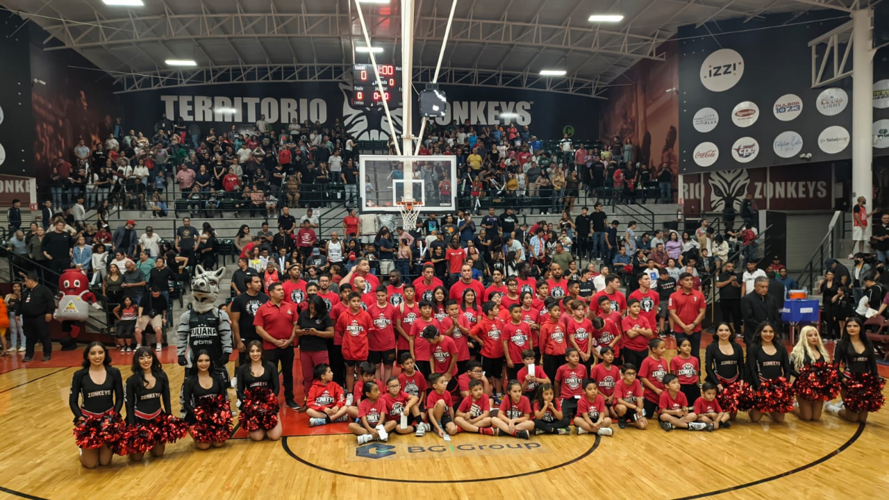 Con un lleno total la Arena Zonkey reconoció a los mejores jugadores de la historia del equipo de Tijuana. (Foto: Luis Sandoval)