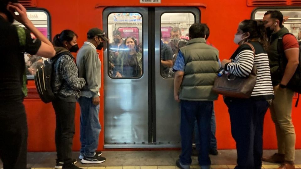 Usuario fuma marihuana en el metro de la CDMX