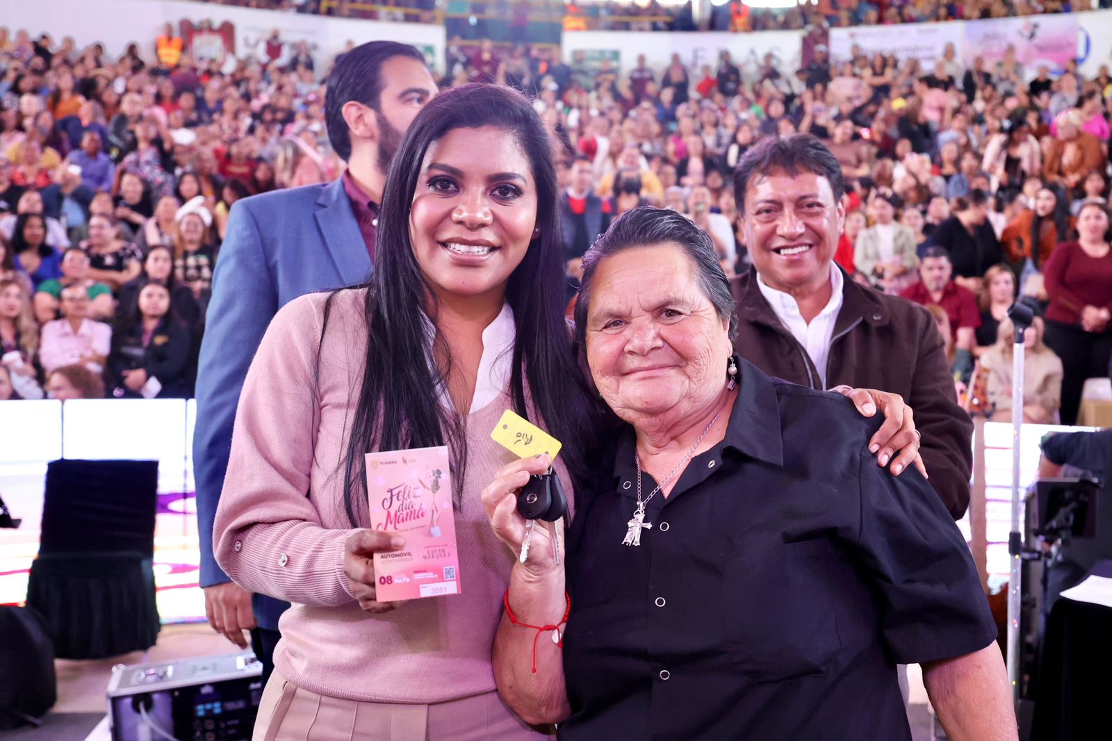 [FOTOS] Alcaldesa de Tijuana festeja a las madres, con un automóvil