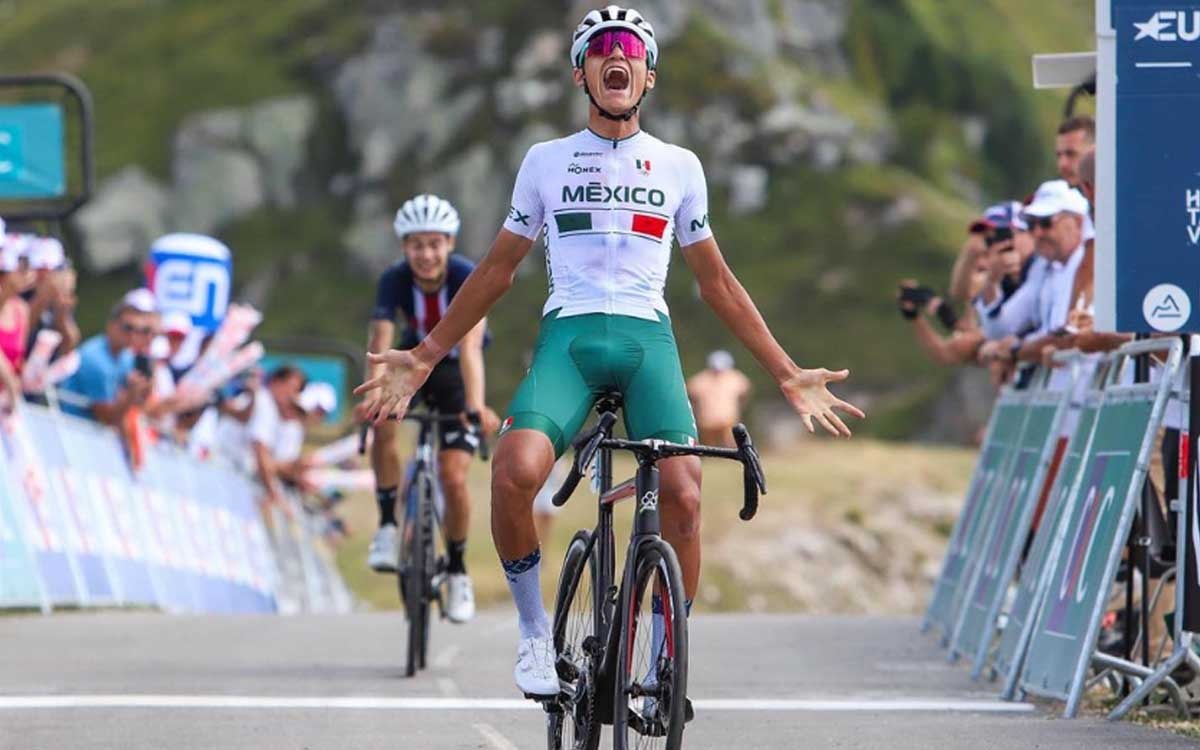 Aficionados mexicanos cantan "Cielito Lindo" a Isaac del Toro en el Tour de Francia