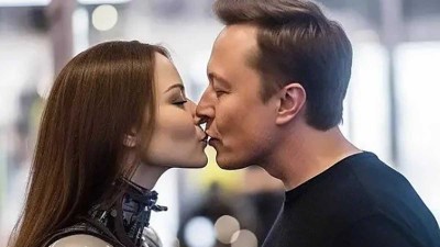 Captan a Elon Musk besando a una mujer robot IFOTO: Web