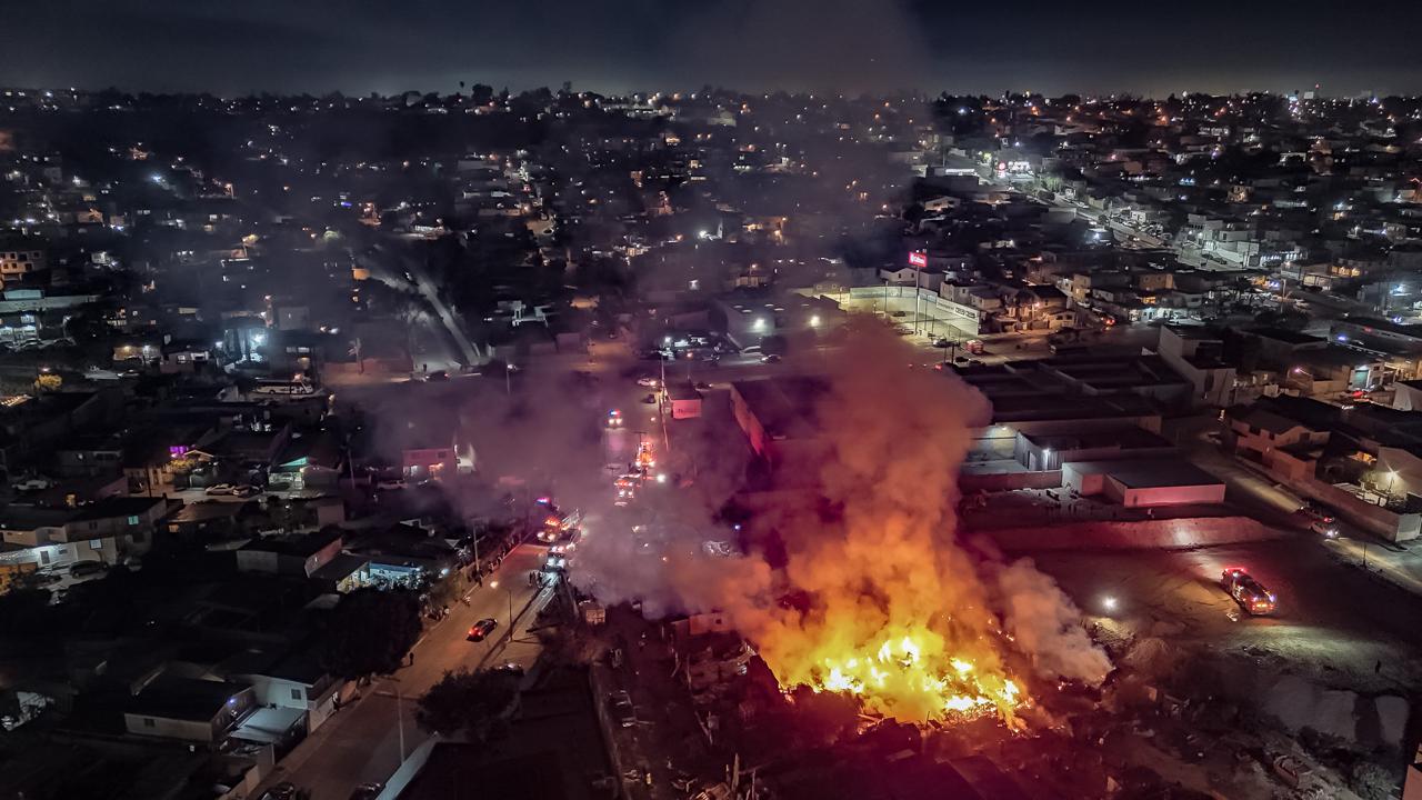 [VIDEO] Distribuidora de tarimas se incendia en el Murúa