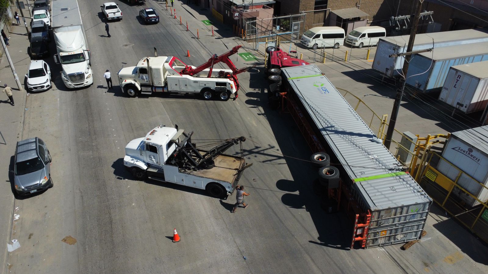 [VÍDEO]  Volcadura de tractocamión en Otay