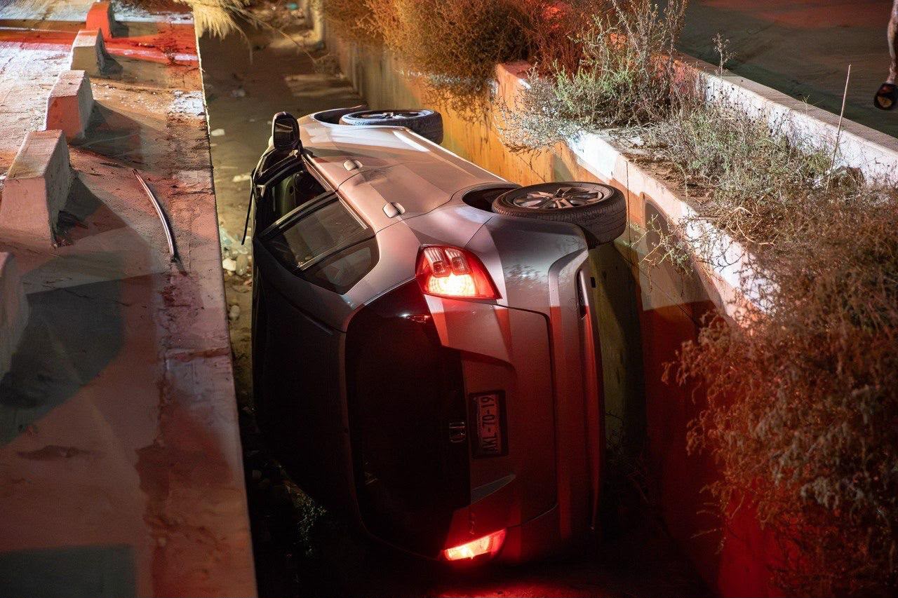 TIJUANA: Auto termina dentro de un canal tras salir del camino en San Ángel